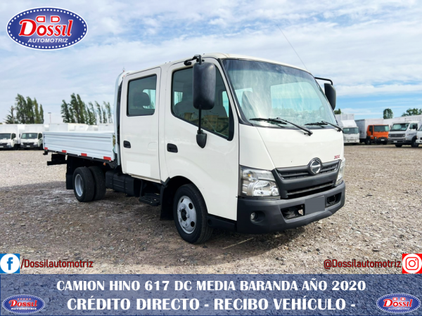 Camión Hino XZU 617 Doble Cabina, año 2020, equipado con carrocería media baranda, Valor $19.980.000